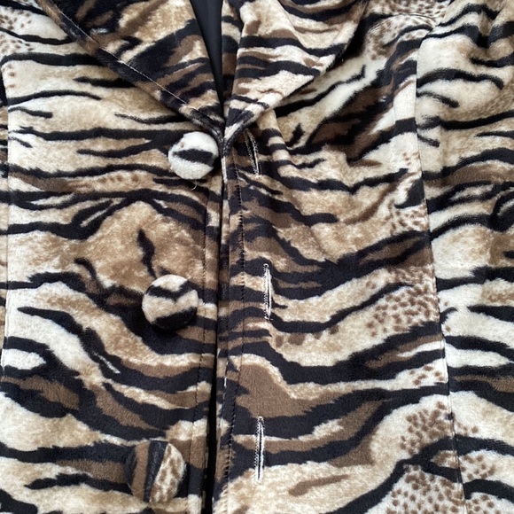 Animal Print velour Blazer with lining! Great to wear with jeans! - Picture 3 of 6